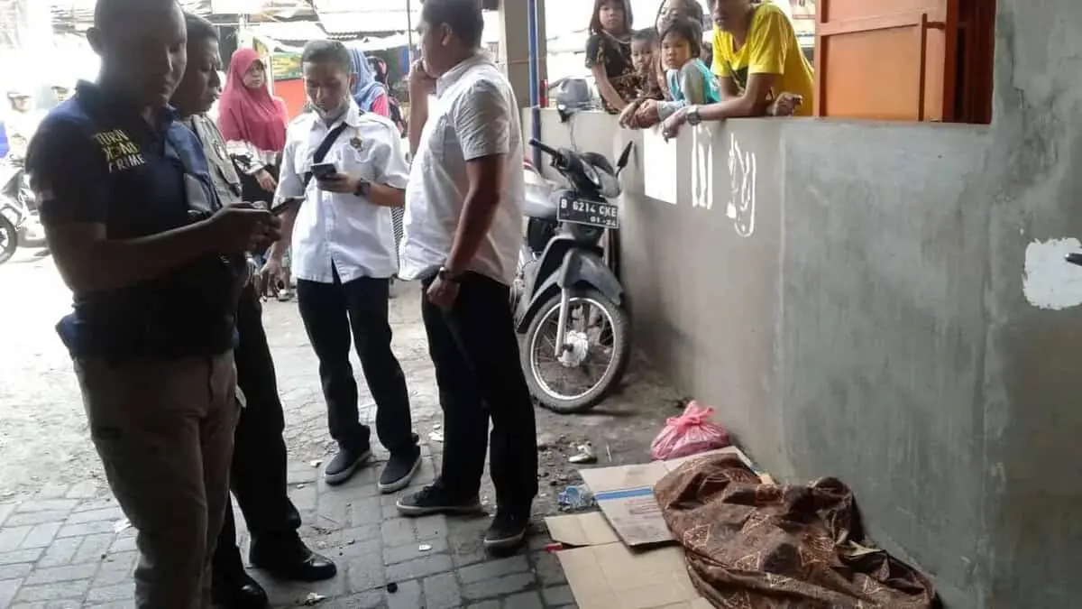 Polsek BatuCeper Evakuasi Mayat Tuna Wisma dipinggir Jalan