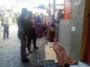 Polsek BatuCeper Evakuasi Mayat Tuna Wisma dipinggir Jalan