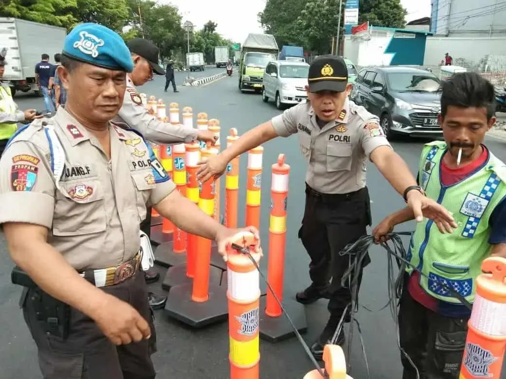 Keberangkatan Suporter Bola Persija Ke GBK, Dikawalan Ketat Polsek Batuceper