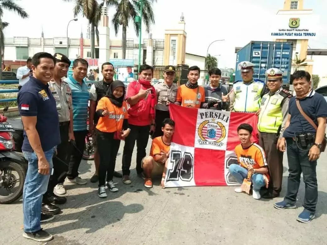 Keberangkatan Suporter Bola Persija Ke GBK, Dikawalan Ketat Polsek Batuceper