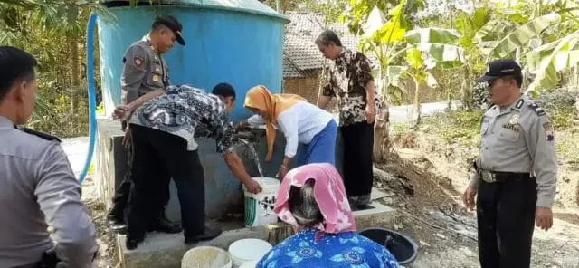 HUT ke-73 Bhayangkara, Polres Kebumen Bagikan Air Bersih Bekerja Sama dengan BPBD HUT ke-73 Bhayangkara, Polres Kebumen Bagikan Air Bersih Bekerja Sama dengan BPBD