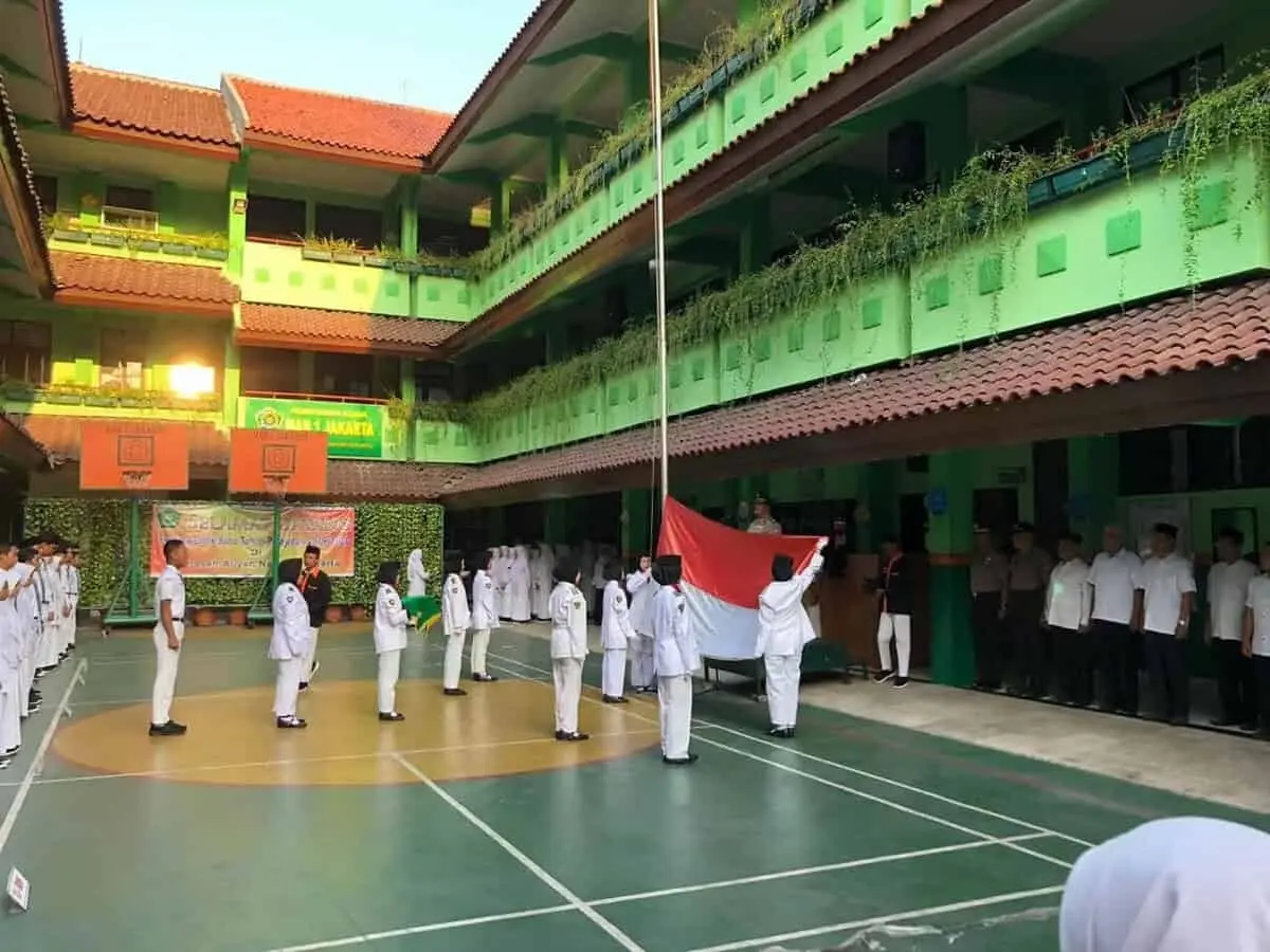 Kasi Wasjaspam PMJ, Jadi Pembina Upacara di MAN 1 Jakarta Barat