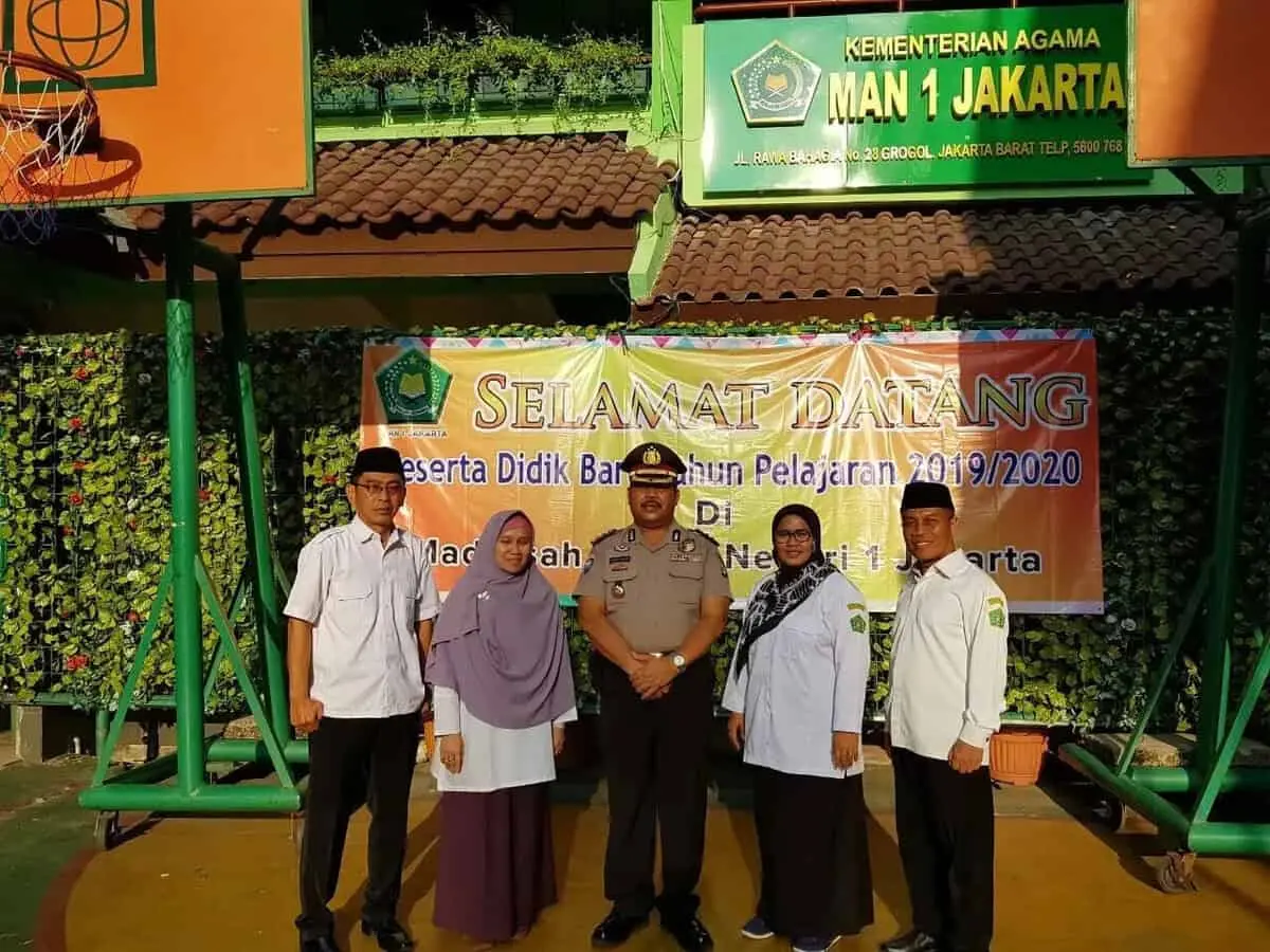 Kasi Wasjaspam PMJ, Jadi Pembina Upacara di MAN 1 Jakarta Barat