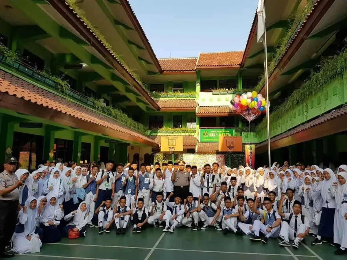 Kasi Wasjaspam PMJ, Jadi Pembina Upacara di MAN 1 Jakarta Barat