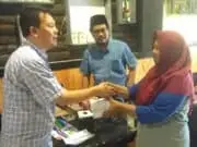 Demi Keadilan, Warga Tangsel Serahkan HP Baru Untuk Rumini