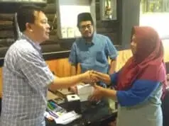 Demi Keadilan, Warga Tangsel Serahkan HP Baru Untuk Rumini Demi Keadilan, Warga Tangsel Serahkan HP Baru Untuk Rumini