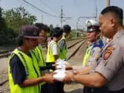 Bentuk Apresiasi, Kapolsek Cisauk Bagikan Rompi Kepada Warga pengatur Lalu Lintas Bentuk Apresiasi, Kapolsek Cisauk Bagikan Rompi Kepada Warga pengatur Lalu Lintas