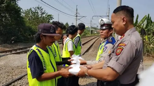 Bentuk Apresiasi, Kapolsek Cisauk Bagikan Rompi Kepada Warga pengatur Lalu Lintas Bentuk Apresiasi, Kapolsek Cisauk Bagikan Rompi Kepada Warga pengatur Lalu Lintas