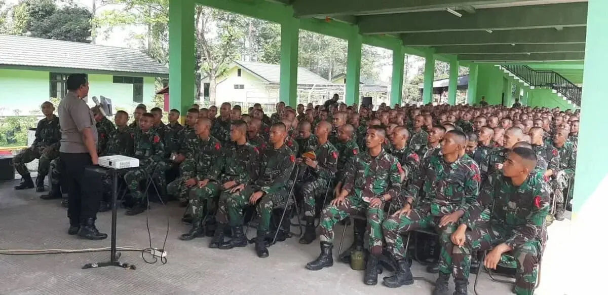 Kapolsek Jatiuwung Berikan Pembekalan Kapada Anggota Prajurit TNI AD di Yonif 203/AK Kapolsek Jatiuwung Berikan Pembekalan Kapada Anggota Prajurit TNI AD di Yonif 203/AK