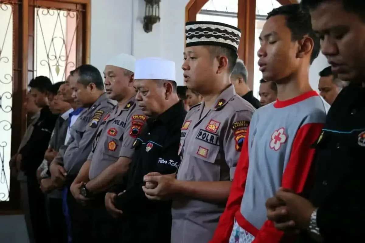 Polres Kebumen Adakan Sholat Ghaib Doakan Mbah Maimun Polres Kebumen Adakan Sholat Ghaib Doakan Mbah Maimun