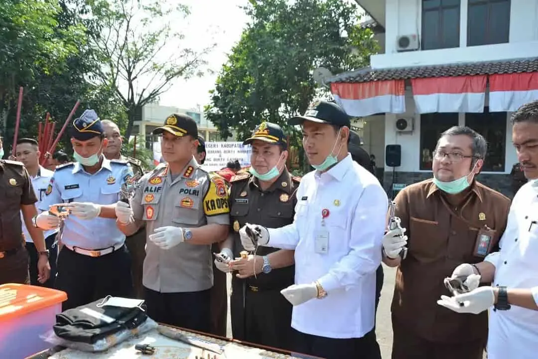 Wakil Bupati Tangerang Musnahkan Barang Bukti Kejahatan dan Sitaan Kejaksaan Wakil Bupati Tangerang Musnahkan Barang Bukti Kejahatan dan Sitaan Kejaksaan