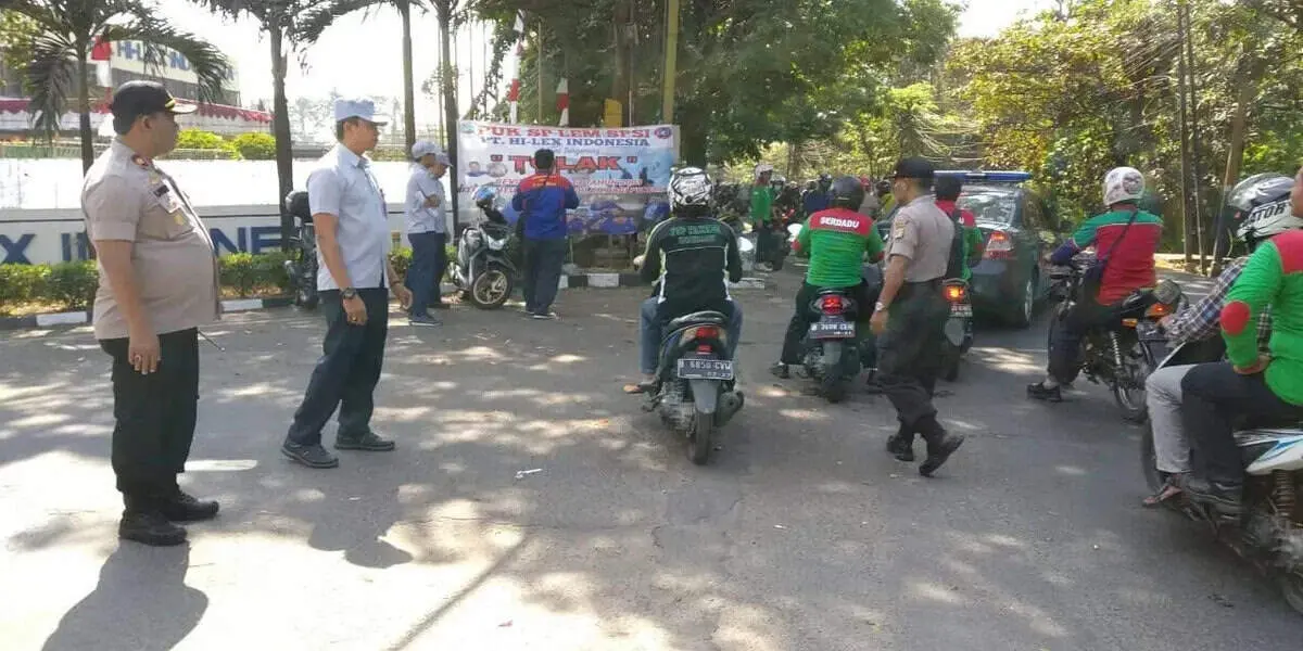 Kapolsek Neglasari Pimpin Pengamanan Keberangkatan Aksi Masa Buruh Ke Jakarta