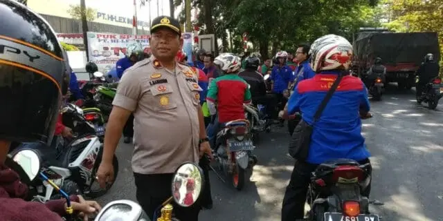 Kapolsek Neglasari Pimpin Pengamanan Keberangkatan Aksi Masa Buruh Ke Jakarta