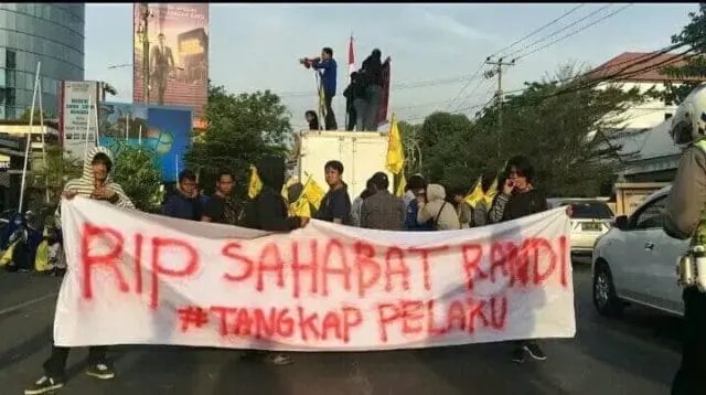 PMII Makassar Kepung Polrestabe & Shalat Gaib Untuk Randy PMII Makassar Kepung Polrestabe & Shalat Gaib Untuk Randy