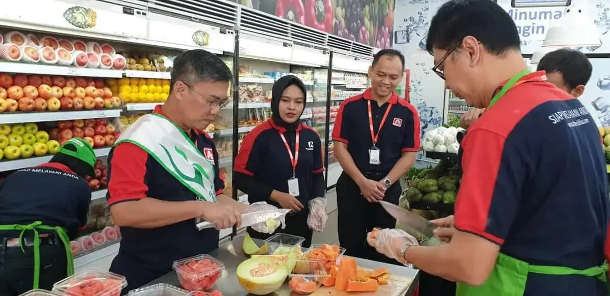 Ramaikan Hapelnas, Jajaran Direksi Alfamidi jadi Kasir di Hari Pelanggan