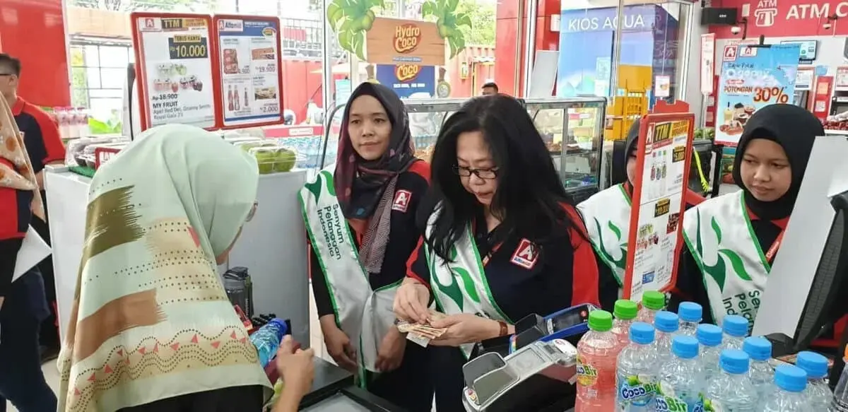 Ramaikan Hapelnas, Jajaran Direksi Alfamidi jadi Kasir di Hari Pelanggan