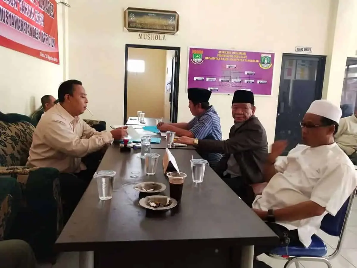 Diiringi Ratusan Warga, H.Misar Jalan Kaki Daftar Kepala Desa Daon