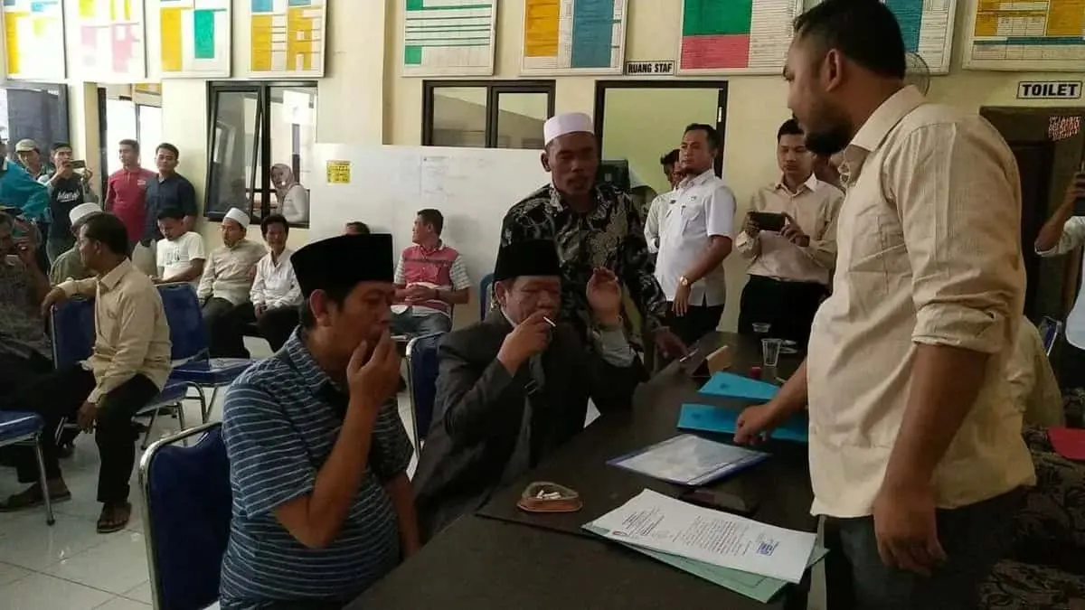 Diiringi Ratusan Warga, H.Misar Jalan Kaki Daftar Kepala Desa Daon
