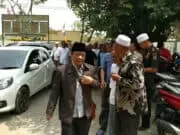 Diiringi Ratusan Warga, H.Misar Jalan Kaki Daftar Kepala Desa Daon