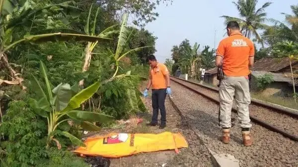 Polres Cilegon Evakuasi Korban Tertabrak Kereta Api
