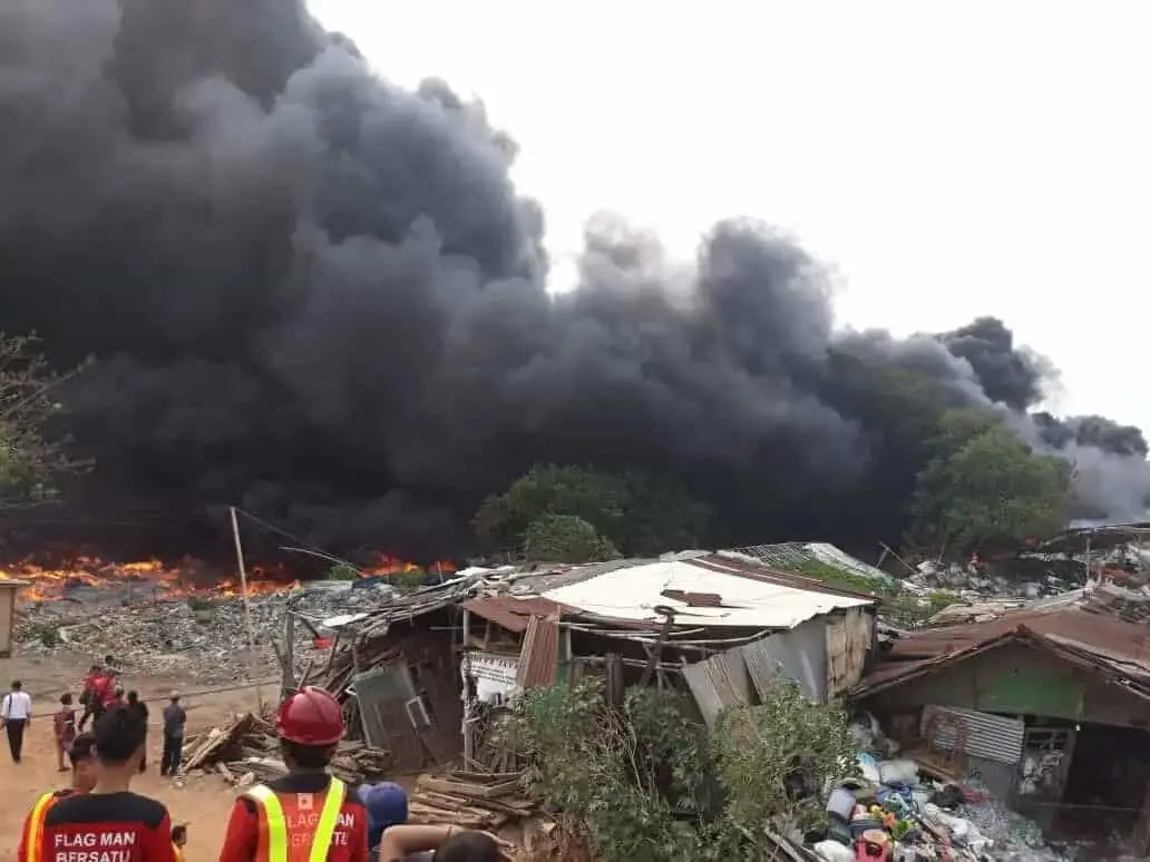 Lapak dan Bedeng Plastik di Benda, Hangus Terbakar