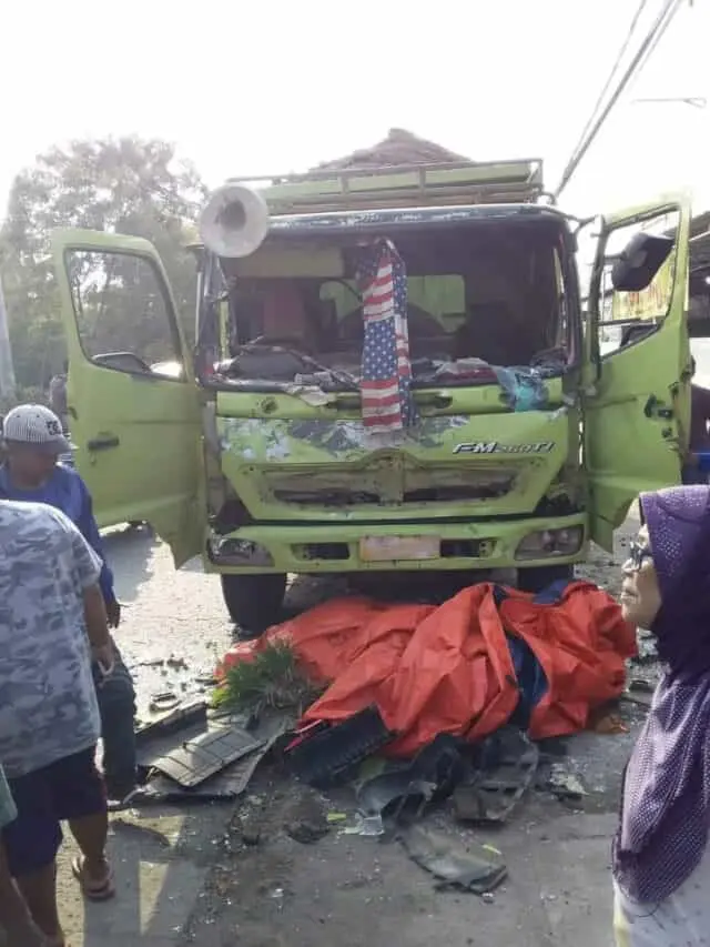 Warga Teluknaga Amuk Truk Tanah Warga Teluknaga Amuk Truk Tanah