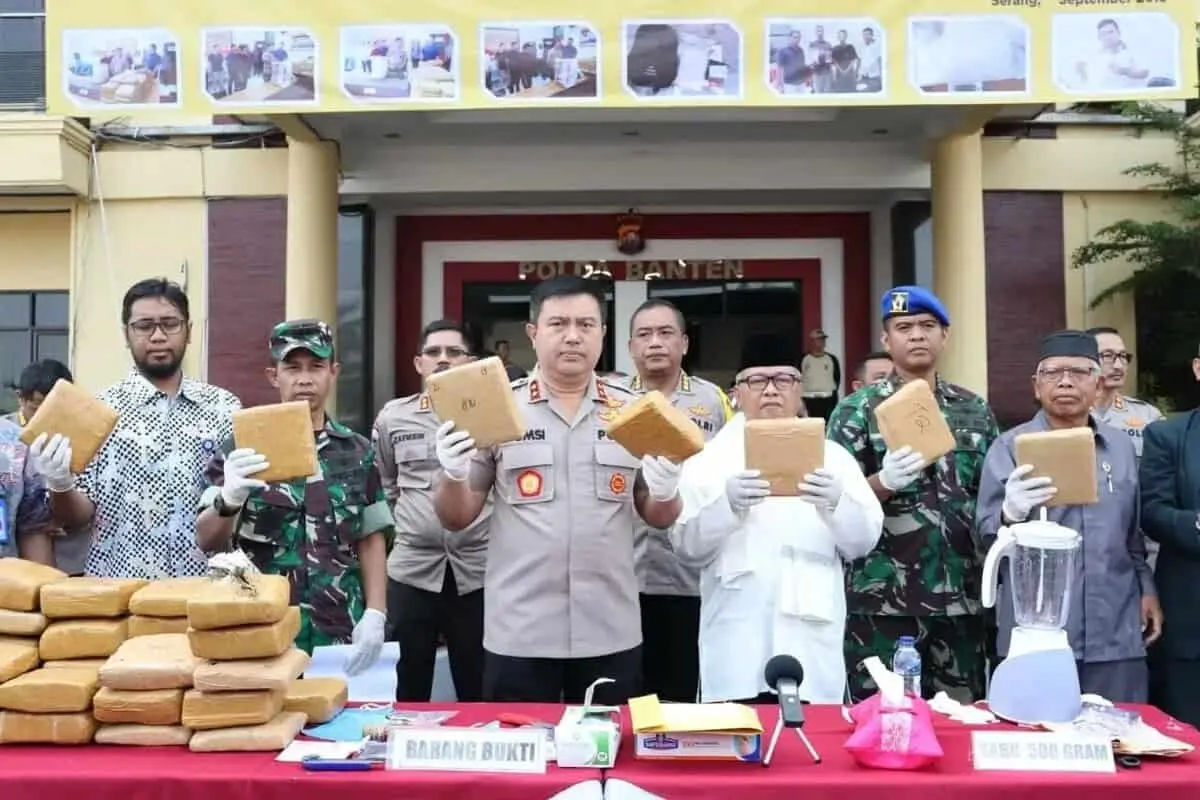 Kapolda Banten, Pimpin Konferensi Pers Pemusnahkan Barang Bukti 86,867 Kg Ganja dan 500 Gram Sabu