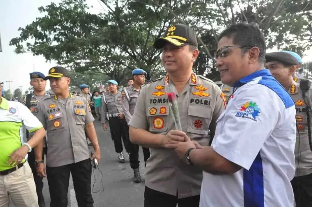 Begini Cara Polwan, Sambut Buruh yang Demo di Kantor Gubernur Banten