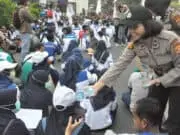 Begini Cara Polwan, Sambut Buruh yang Demo di Kantor Gubernur Banten Begini Cara Polwan, Sambut Buruh yang Demo di Kantor Gubernur Banten