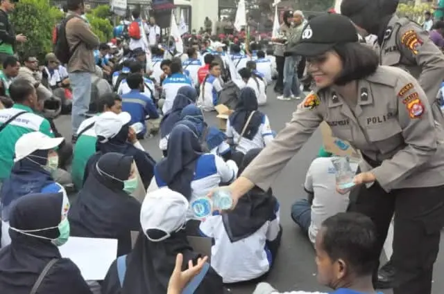 Begini Cara Polwan, Sambut Buruh yang Demo di Kantor Gubernur Banten Begini Cara Polwan, Sambut Buruh yang Demo di Kantor Gubernur Banten