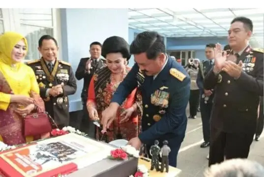 Jenderal Polisi Beri Kejutan Kepada Panglima TNI dan 3 Kepala Staf Jenderal Polisi Beri Kejutan Kepada Panglima TNI dan 3 Kepala Staf