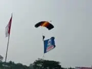 8 Penerjun Payung Polisi Udara Pondok Cabe dan Pol PP Tangsel, Meriahkan Hari Sumpah Pemuda Ke 91