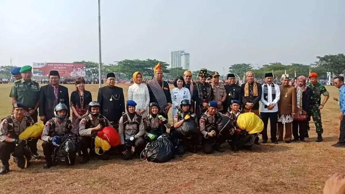 8 Penerjun Payung Polisi Udara Pondok Cabe dan Pol PP Tangsel, Meriahkan Hari Sumpah Pemuda Ke 91