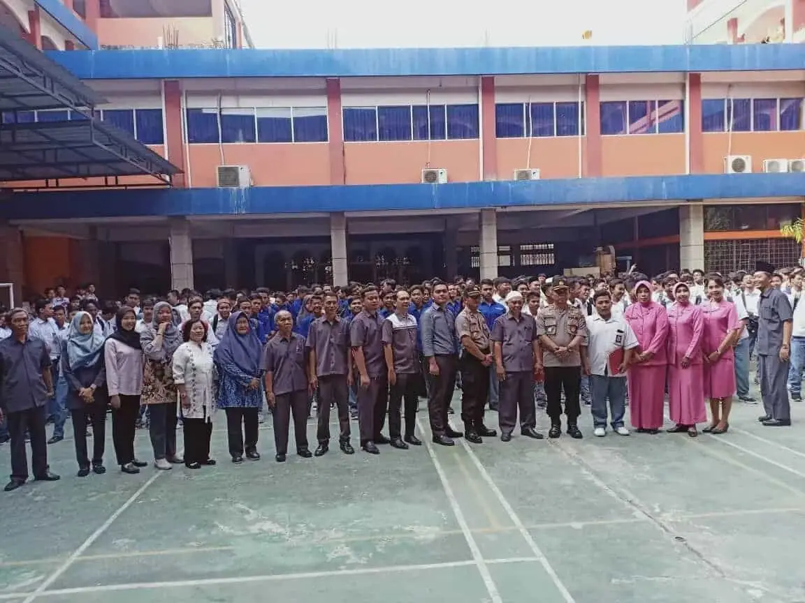 Kapolsek Curug Berikan Apresiasi Kepada Siswa SMK Yuppentek 2 Berprestasi Kapolsek Curug Berikan Apresiasi Kepada Siswa SMK Yuppentek 2 Berprestasi