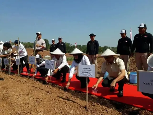 Warga Binaan Lapas Ciangir Garap Lahan Perkebunan Warga Binaan Lapas Ciangir Garap Lahan Perkebunan