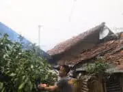 Cuaca Buruk, Ditsamapta dan Ditlantas Polda Banten Bersihkan Pohon Tumbang