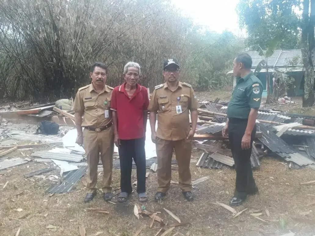 Belasan Rumah Rusak Diterjang Puting Beliung Belasan Rumah Rusak Diterjang Puting Beliung