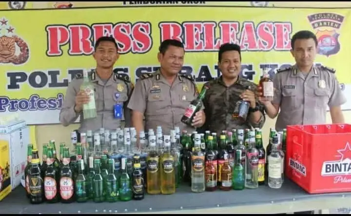 Polsek Kramatwatu Sita 270 Botol Miras dari Berbagai Merk
