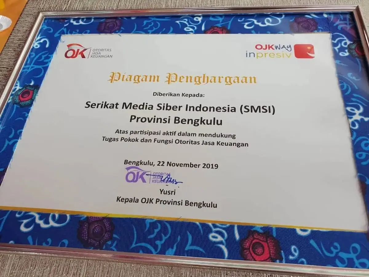 HUT OJK Ke-8, SMSI Terima Penghargaan HUT OJK Ke-8, SMSI Terima Penghargaan