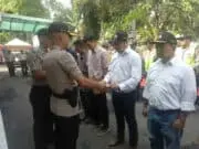 Kapolsek Senen Beri Penghargaan Masyarakat dan Serahkan Kunci Bedah Rumah