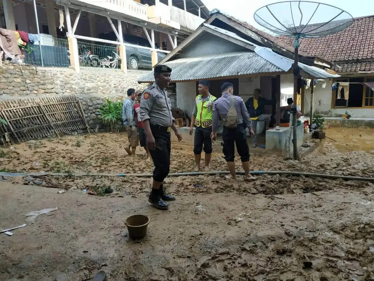 Pasca Banjir dan Longsor, Kapolres Lebak Berikan Bantuan Kepada korban