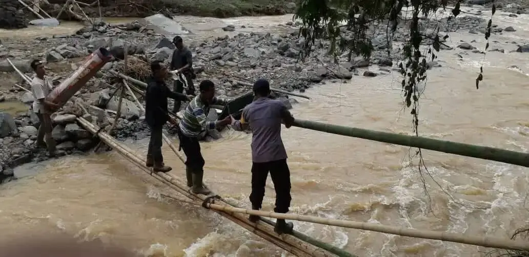 Pasca Banjir dan Longsor, Kapolres Lebak Berikan Bantuan Kepada korban