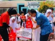 Ratusan Pelajar di Pagedangan Terima Bantuan Sepatu Ratusan Pelajar di Pagedangan Terima Bantuan Sepatu