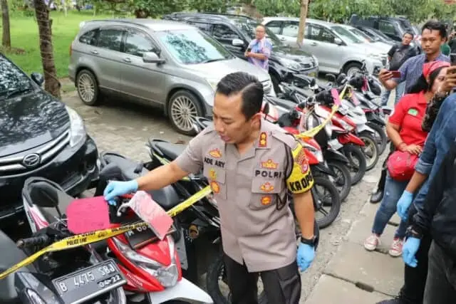 Cuma Butuh Waktu 3 Detik untuk Curi Motor, 13 Orang Dibekuk Polresta Tangerang Cuma Butuh Waktu 3 Detik untuk Curi Motor, 13 Orang Dibekuk Polresta Tangerang