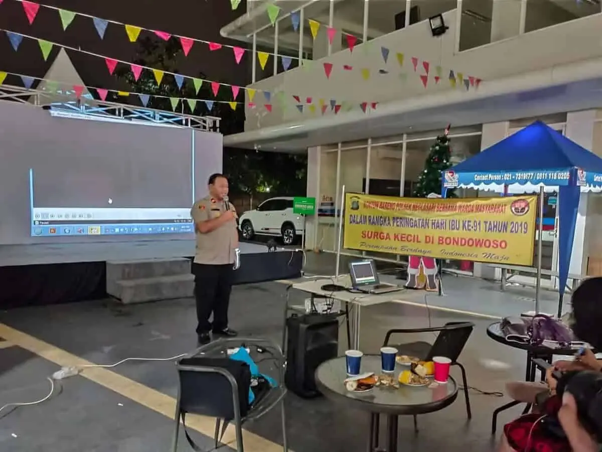 Polsek Neglasari bersama Masyarakat, Nobar Film 'Surga Kecil di Bondowoso' Polsek Neglasari bersama Masyarakat, Nobar Film 'Surga Kecil di Bondowoso'