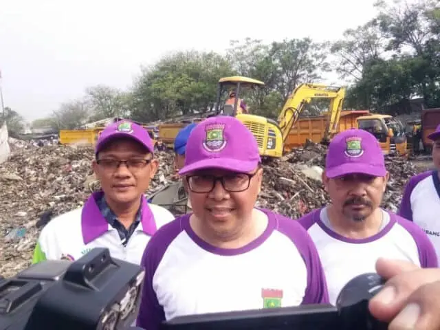 DLHK Bersihkan Sampah di Bantaran Sungai Cisadane DLHK Bersihkan Sampah di Bantaran Sungai Cisadane