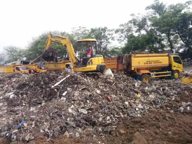 DLHK Kerahkan 30 Unit Truk Untuk Angkut Sampah di Teluknaga DLHK Kerahkan 30 Unit Truk Untuk Angkut Sampah di Teluknaga