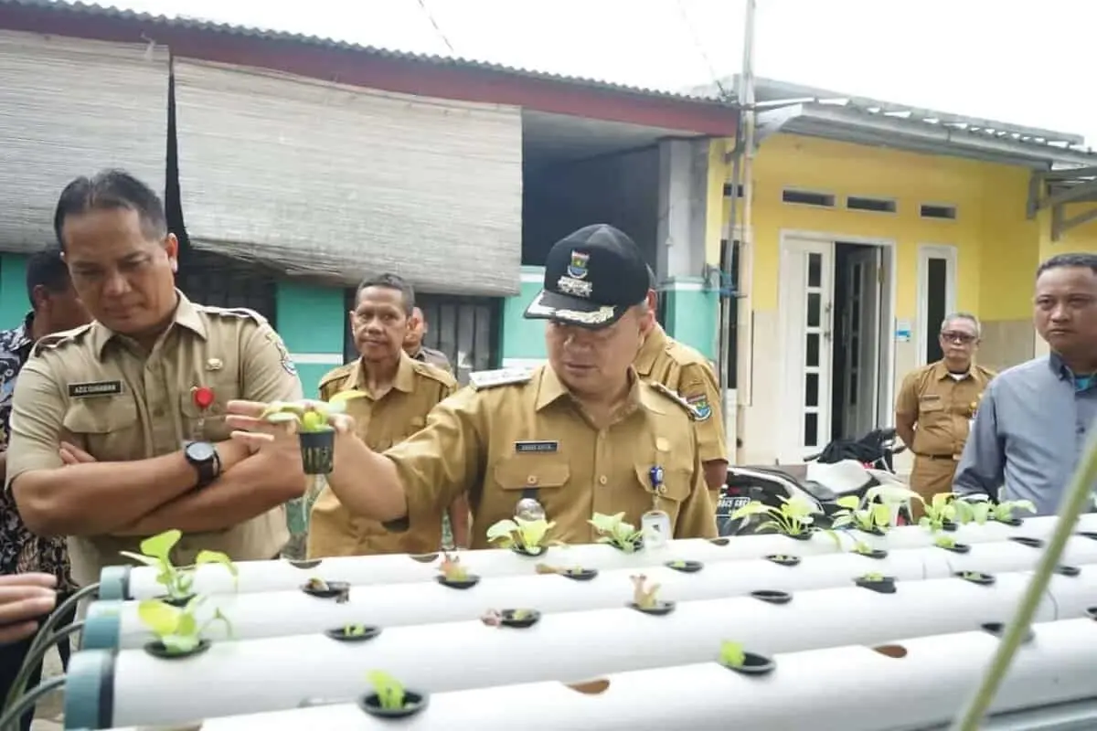 Camat Cisoka Berikan Bantuan 150 Bibit Sayur Mayur Kepada 10 Desa