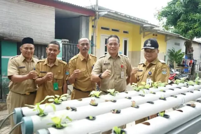Camat Cisoka Berikan Bantuan 150 Bibit Sayur Mayur Kepada 10 Desa Camat Cisoka Berikan Bantuan 150 Bibit Sayur Mayur Kepada 10 Desa