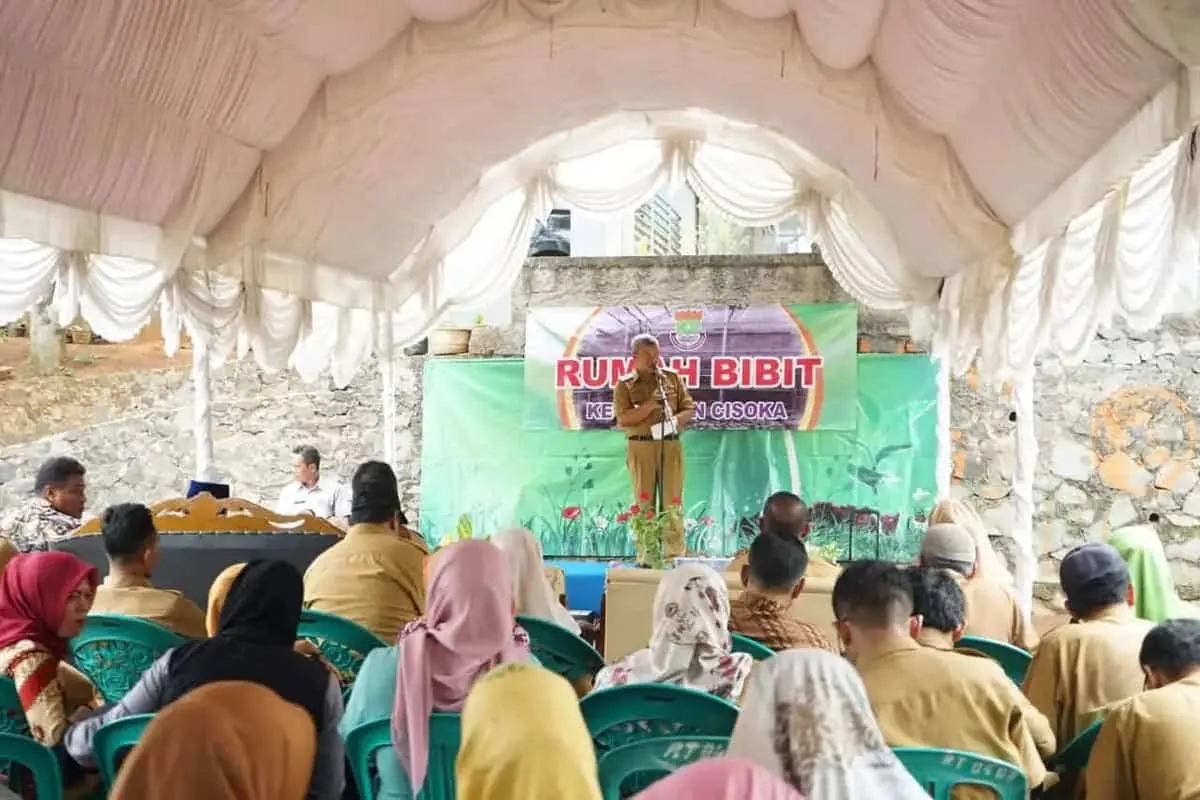 Camat Cisoka Berikan Bantuan 150 Bibit Sayur Mayur Kepada 10 Desa
